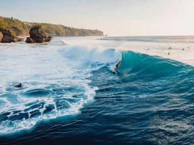 8 Ağustos 2021. Bali, Endonezya. Büyük fıçı dalgasında sörf yapan bir hava manzarası. Padang Padang 'da okyanusta mükemmel dalgalar ve sörfçüler.