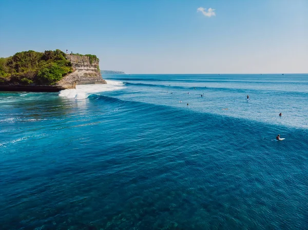 蓝色海洋中的长波和背景的悬崖 有海浪的热带岛屿的空中景观 — 图库照片