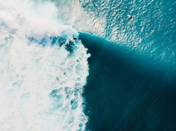 在热带蓝海的桶浪上冲浪的航拍照片 顶部视图 — 图库照片