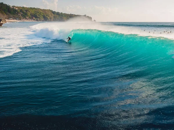 Ağustos 2021 Bali Endonezya Büyük Fıçı Dalgasında Sörf Yapan Bir — Stok fotoğraf