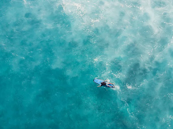 在海浪一浪接一浪的蓝色海洋中 在长板上冲浪的空中景象 顶部视图 — 图库照片