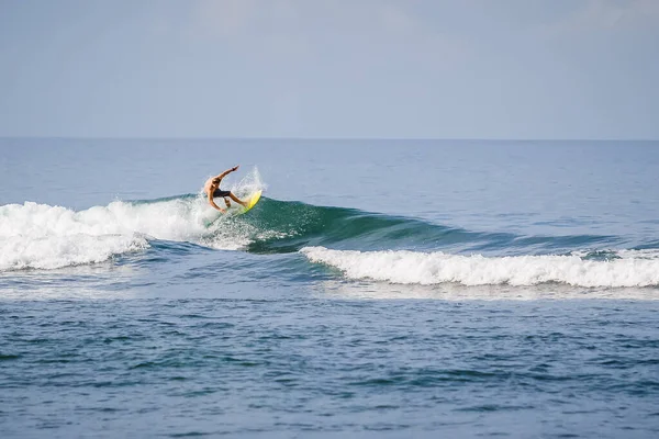 August 2021 Bali Indonesia Surfer Surfboard Blue Wave Surfing Tropical — Stock Photo, Image