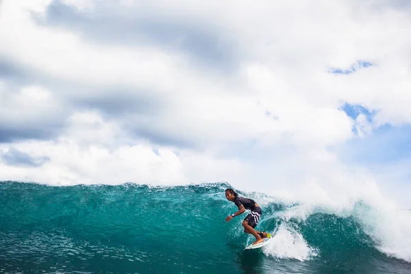 2021年8月20日 インドネシアのバリ 青い波でサーフボード上のサーファー 熱帯の海でサーフィン — ストック写真