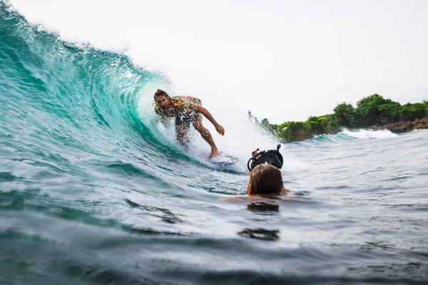 August 2021 Bali Indonesien Surfer Auf Dem Surfbrett Bei Blauer — Stockfoto