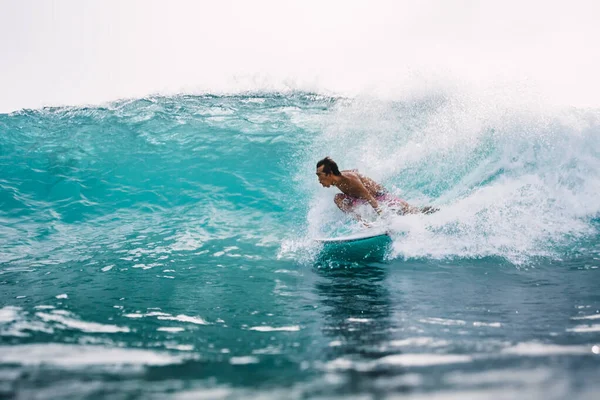 Augustus 2021 Bali Indonesië Surfer Surfplank Bij Blue Wave Surfen — Stockfoto