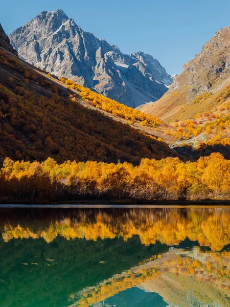 Horské Jezero Průzračnou Vodou Barevnými Podzimními Stromy Hory Jezero Odrazem — Stock fotografie