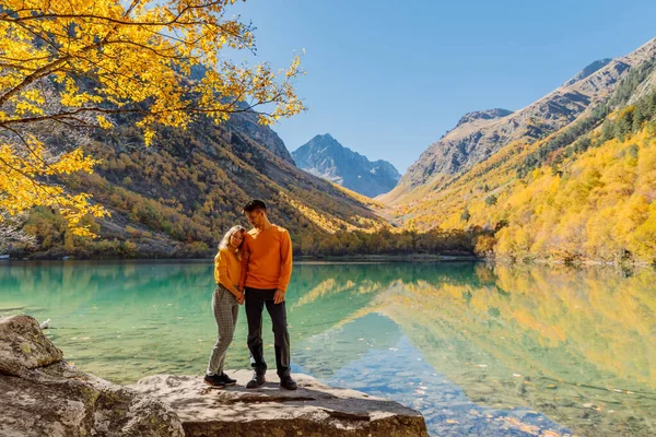 Para Pozujących Nad Kryształowym Jeziorem Jesiennych Górach Jezioro Górskie Para — Zdjęcie stockowe