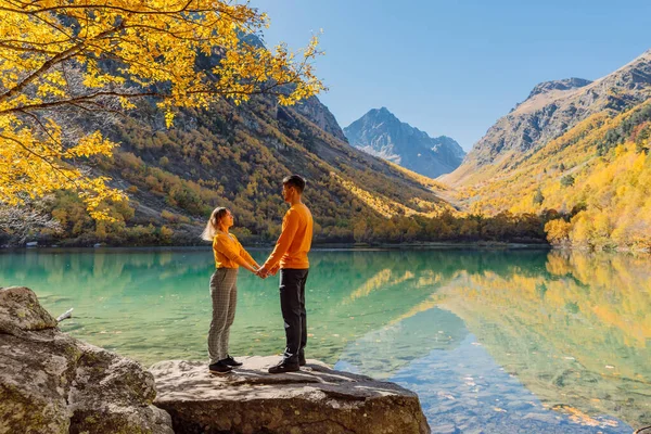 Couple Posing Crystal Lake Autumnal Mountains Mountain Lake Couple Hikers — Stock Photo, Image