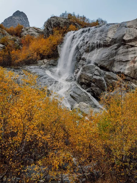 Montagna Rocciosa Con Cascata Alberi Autunnali Paesaggio Alta Montagna Con — Foto Stock