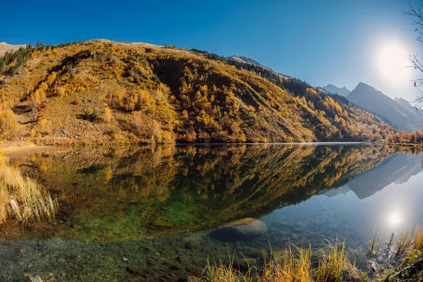 Horské Jezero Odrazem Podzimní Stromy Hory Sluncem — Stock fotografie