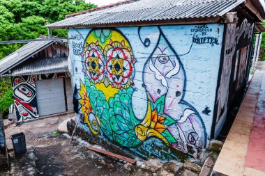 12 Haziran 2021. Bali, Endonezya. Uluwatu 'daki bina üzerine zarif graffiti