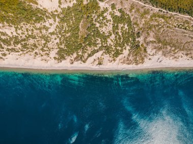 Uçurumları ve mavi denizi olan kıyı şeridinin havadan görünüşü