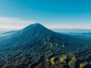 Bali orman ile Agung yanardağ ı ve dağ havadan görünümü