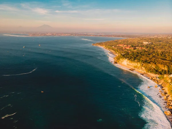 巴厘有海岸线和日落时海浪的空中景观 — 图库照片