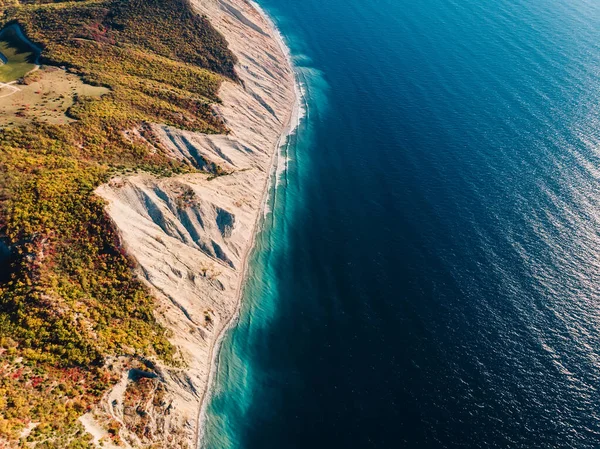 Αεροφωτογραφία Της Ακτογραμμής Του Βράχου Και Της Γαλάζιας Θάλασσας Κύματα — Φωτογραφία Αρχείου