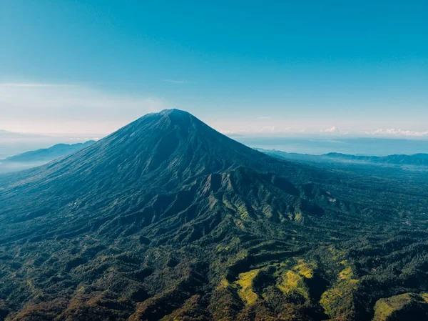 Bali orman ile Agung yanardağ ı ve dağ havadan görünümü