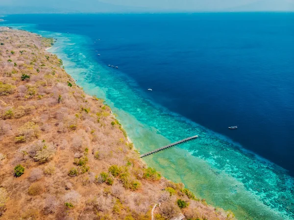 サンゴ礁と青い海とMenjangan島の空中ビュー インドネシアのバリ — ストック写真