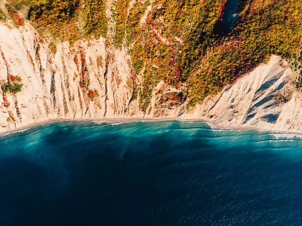 Letecký Pohled Skalnatý Břeh Útesem Modrým Mořem Podzim — Stock fotografie