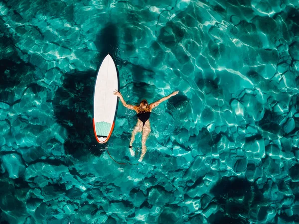 Surfista Menina Nadar Com Prancha Surf Transparente Oceano Azul Turquesa — Fotografia de Stock