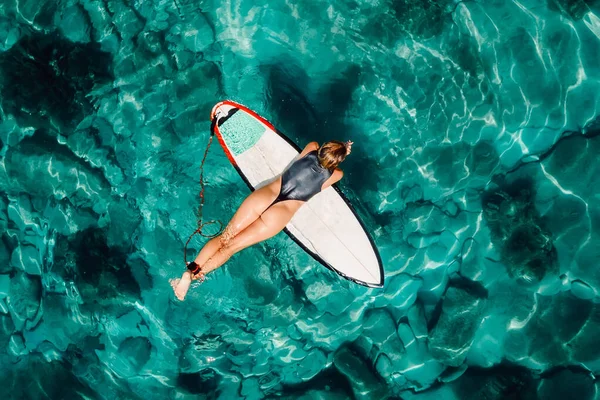 Surfeuse Sur Planche Surf Dans Océan Turquoise Transparent Vue Aérienne — Photo