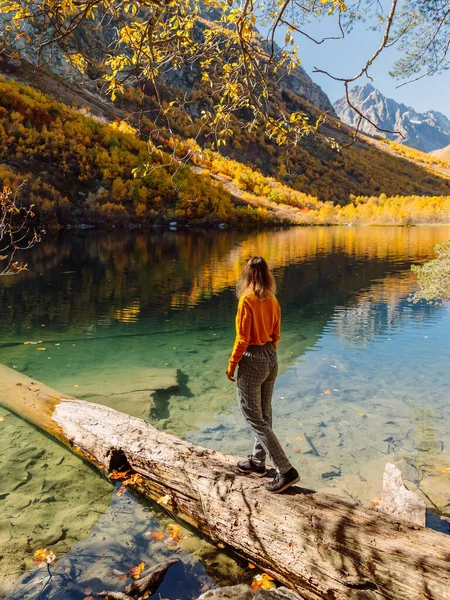 Traveller Woman Transparent Lake Autumnal Mountain — Stock Photo, Image