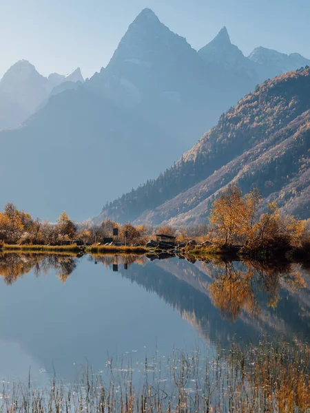 Horské Jezero Odrazem Podzimní Krajině Vrchol Hor — Stock fotografie