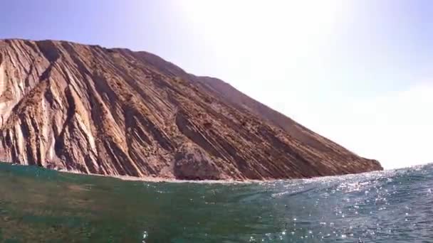 Golven Onder Water Met Zonnestralen Rotsachtige Kustlijn Griekenland Transparant Water — Stockvideo