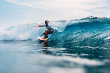 11 Nisan 2019. Bali, Endonezya. Endonezyalı sörfçü Alik Rudiarta okyanus dalgasında sörf tahtası eğitimi alıyor.. 