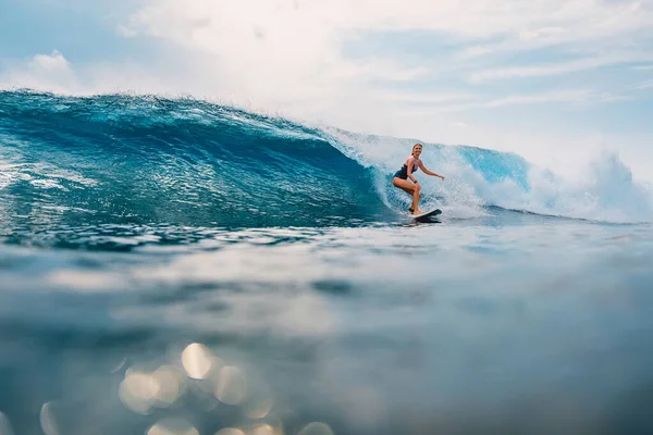 Surfer Girl Surfboard Blue Wave Tropical Ocean Sporty Woman Surfing — Stock Photo, Image