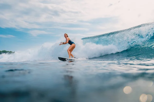 Surfista Prancha Surf Onda Azul Oceano Tropical Mulher Desportiva Durante — Fotografia de Stock