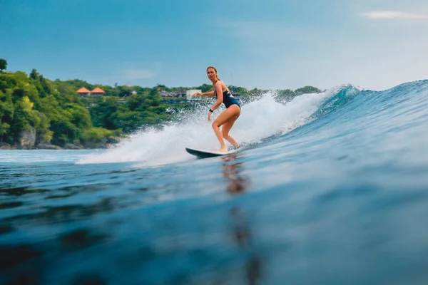 Surf Meisje Aan Surfplank Blauwe Golf Bali Impossibles Strand Sportieve — Stockfoto