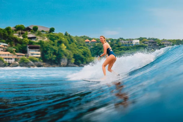 Дівчина Серфінг Дошці Синьої Хвилі Балі Бездоганний Пляж Спортивна Жінка — стокове фото