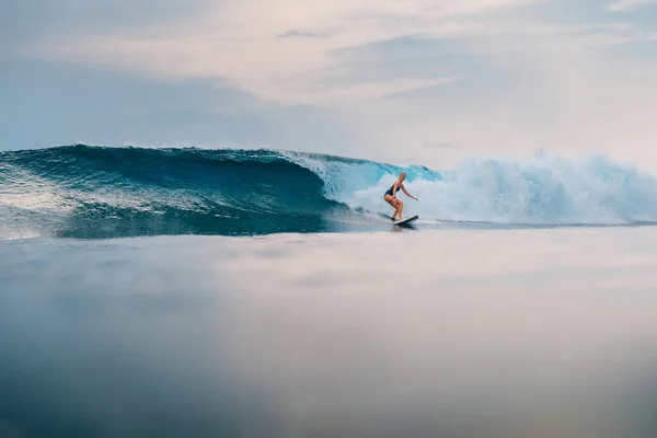 Surfgirl Surfplank Perfecte Vatengolf Sportieve Vrouw Tijdens Het Surfen Bali — Stockfoto