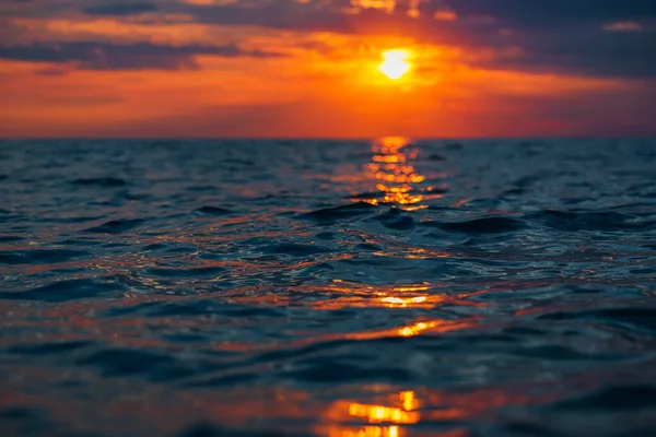 Wolken Zonsondergang Met Warme Kleuren Het Oppervlak Van Oceaan — Stockfoto