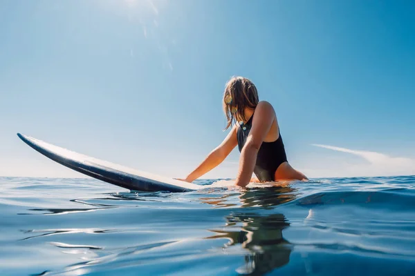 Menina Surf Loira Atraente Sentar Prancha Surf Oceano Azul — Fotografia de Stock