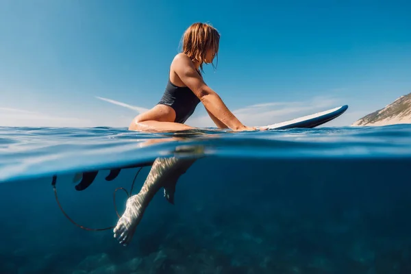 Attractive Blonde Surf Girl Sit Surfboard Blue Ocean — Stock Photo, Image