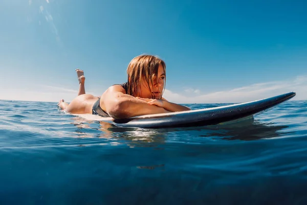 Surf Girl Flota Tabla Surf Mujer Rubia Océano —  Fotos de Stock