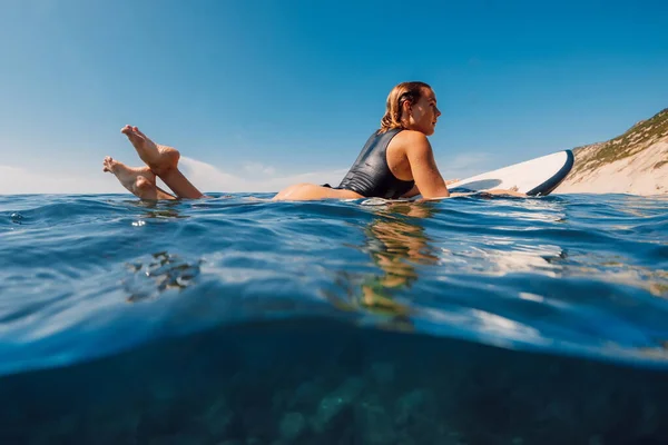 Surf Girl Galleggia Sulla Tavola Surf Bella Donna Bionda Durante — Foto Stock