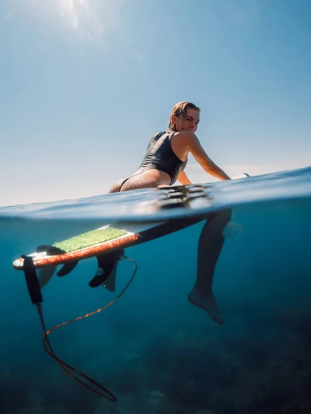 Sarışın Sörfçü Kız Mavi Okyanusta Sörf Tahtasında Oturuyor Sörfçüyle Yarı — Stok fotoğraf