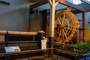 Nagoya / Japonya 26 Kasım 2019: Sanayi ve Teknoloji Anma Müzesi 'nde bulunan antik dokuma tezgahı Nagoya' da popüler bir turizm merkezidir..