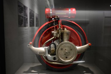 Nagoya / Japonya 26 Kasım 2019: Eski ve klasik motor tekerleği modelleri turistler için Memorial Museum of Industry and Technology 'de sergilendi. Toyota, Nagoya 'da popüler bir turizm merkezidir..