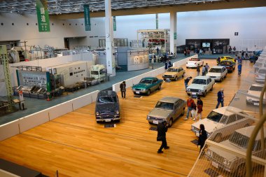 Nagoya / Japonya 26 Kasım 2019: Turistler, Endüstri ve Teknoloji Anma Müzesi 'nde birçok otomobil modelini ziyaret ediyorlar. Toyota, Nagoya 'da popüler bir turizm merkezidir..