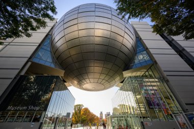 Nagoya / Japonya - 27 Kasım 2019: Nagoya Şehir Bilim Müzesi 'nin girişi önünde..