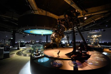 Nagoya / Japonya - 27 Kasım 2019: Öğrenciler ve turistler Nagoya Şehir Bilim Müzesi 'ndeki astroloji sergisinde. Burası popüler bir turizm merkezi..