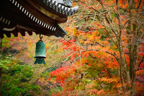 Tapınağın Çatısının Saçağında Pas Yeşili Çanlar Sonbaharda Bahçenin Arka Planı — Stok fotoğraf