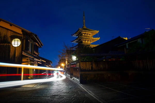 Kyoto Küçük Bir Caddede Şehir Manzarası Alacakaranlıkta Yasaka Tapınağı Görebilirsiniz — Stok fotoğraf