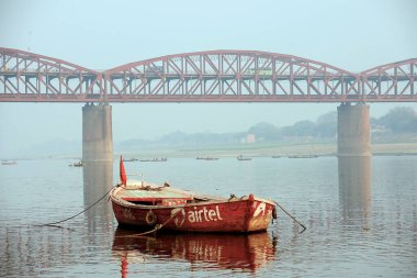 Varanasi Hindistan - 2013, Şubat 09: Ganj Nehri 'ne park etmiş turist botu.