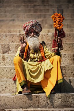 Varanasi Hindistan - 2013, Şubat 09: Ganj Nehri yakınlarındaki merdivenlerde oturan Hintli rahipler.