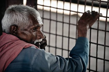 Varanasi Hindistan - 2013, Şubat 09: Yaşlı adam Varanasi tren istasyonunda bekliyor.