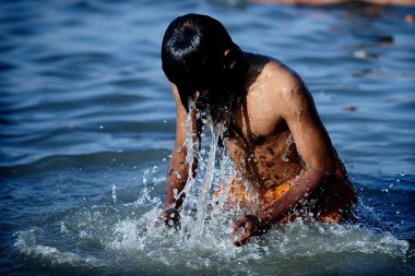 Ganj Nehri 'nde, Varanasi Hindistan' da günahları temizlemek için banyo yapma inancı..